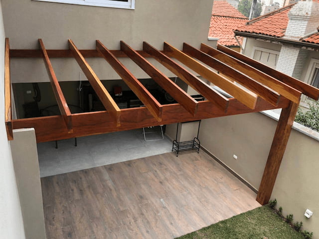 Conheça as vantagens de fazer uma garagem com pergolado de madeira
