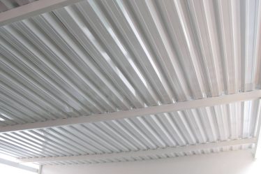 Onde encontrar telhas termoacústicas com qualidade e entrega rápida em SP