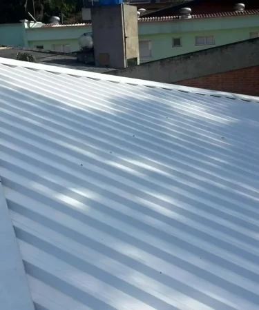 Telhado termoacústico sanduíche: vale a pena investir?