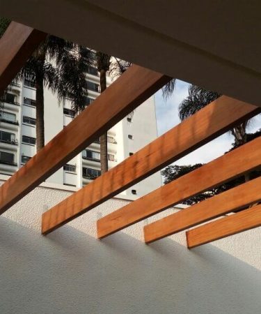 Pergolados em madeira: o toque que faltava no seu espaço