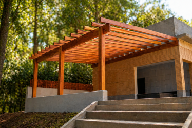 Quanto custa um pergolado de madeira sob medida com bom acabamento?