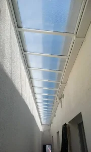 Cobertura de policarbonato para corredor: vantagens e como escolher
