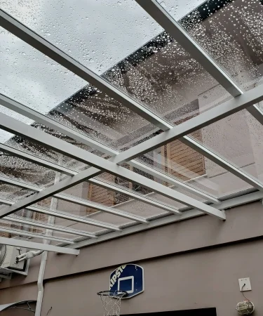 Cobertura de policarbonato para corredor: vantagens e como escolher