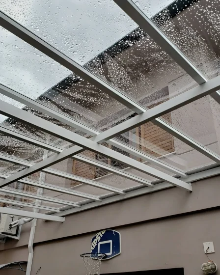 Cobertura de policarbonato para corredor: vantagens e como escolher